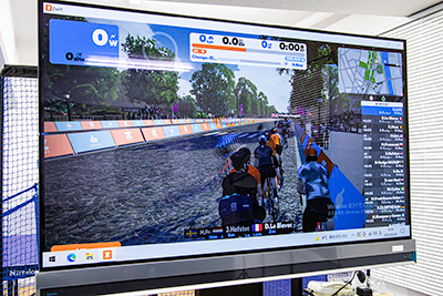 A facility in Minato Ward where you can rent and enjoy Zwift bikes. You will see a player starting a run on the Wahoo Kickr Bike, a high-performance smart bike that is fully compatible with Zwift bikes.