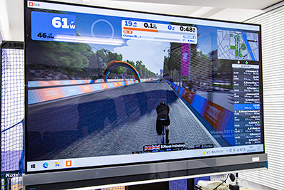 A facility in Minato-ku, Tokyo where you can rent and enjoy Zwift bikes. The Wahoo Kickr Bike is a high-performance smart bike fully compatible with Zwift bikes, displaying details such as speed, incline, and distance traveled as you ride.