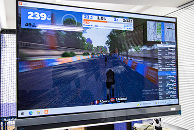 A facility in Minato-ku, Tokyo where you can rent and enjoy Zwift bikes. The Wahoo Kickr Bike, a high-performance smart bike fully compatible with Zwift bikes, works with the slope of the course you ride.