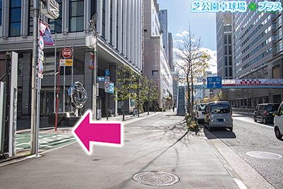 東京都港区で卓球ができるスポーツ施設施設「芝公園卓球場プラス」への道案内画像1、40m直進後に左折すると芝商店街通り