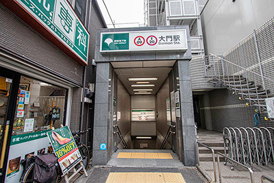 Exit A3 of Daimon Station on the Toei Asakusa Line. Take the exit and turn right.