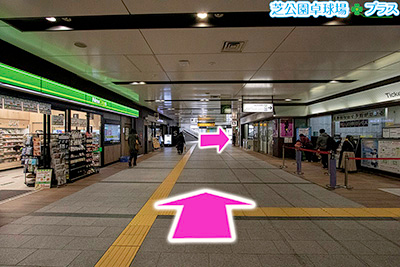 Exit the South Gate of Hamamatsucho Station and go straight.