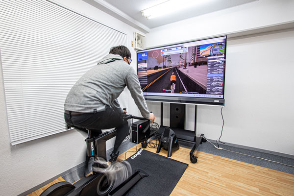 Highly satisfying road bike driving. Enjoy riding in the virtual world with a rental smart bike that is fully compatible with Zwift bikes.